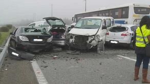 Choque em cadeia na A12 provoca um morto e 15 feridos