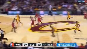 LeBron encanta com assistência poderosa