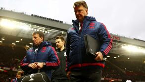 Louis Van Gaal ao ataque contra jogadores e adeptos