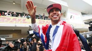 Lewis Hamilton rei e senhor no duelo de prata