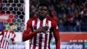 Atlético Madrid vence e ultrapassa Barcelona