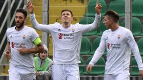 Fiorentina vence em Palermo e assume liderança provisória