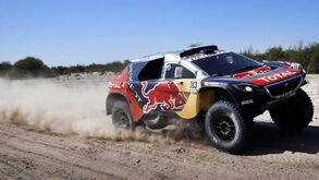 Sainz sobe à liderança em etapa reduzida