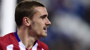 At. Madrid vence e continua na frente