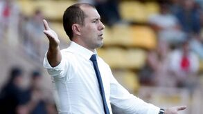 Jardim vive pesadelo em português