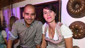 Mulher de Guardiola procura escola para os filhos em Manchester