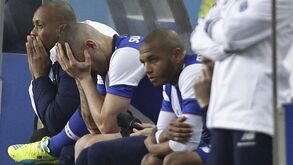 Maicon com queixas no adutor esquerdo