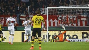 Adeptos do B. Dortmund protestam com... bolas de ténis