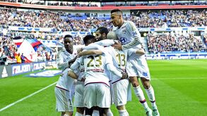 Lyon implacável em casa