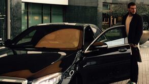 Wolfsburgo multa Bendtner por causa de um... Mercedes