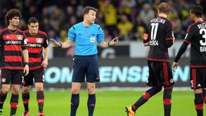 Treinador do B. Leverkusen rejeitou ser expulso e o árbitro suspendeu o jogo