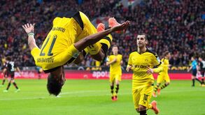 Aubameyang dita leis em Leverkusen