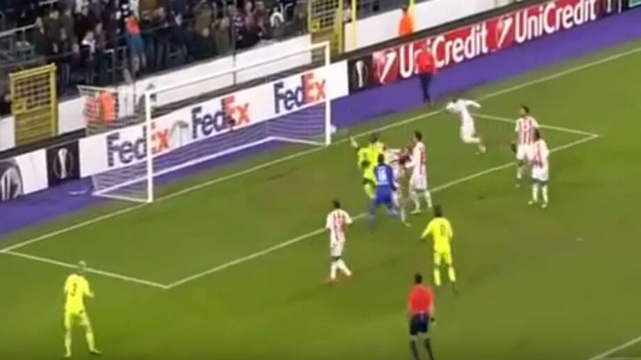 Tentou socar a bola e ofereceu o golo ao Anderlecht