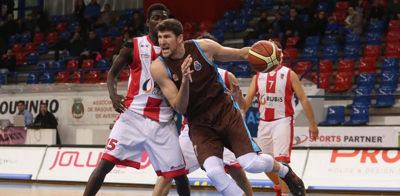 Benfica arrasa a Ovarense no jogo 1 das meias-finais da Liga Betclic de  basquetebol