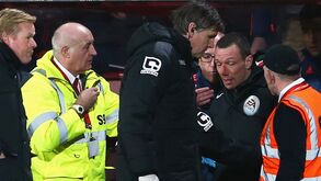 Quarto árbitro do Bournemouth-Southampton no hospital após queda