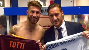 Totti foi ao balneário pedir a camisola a Ramos e...