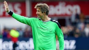 Holanda: Van der Sar regressa aos relvados... aos 45 anos