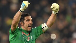 Buffon ultrapassa Dino Zoff e não sofre há 926 minutos