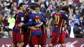 Arda Turan fecha goleada com nota artística 