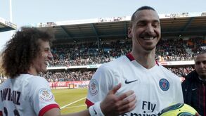 Ibrahimovic: «Prometo ficar no PSG se trocarem a Torre Eiffel por uma estátua minha»