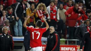 Jonas aponta a mira a Magnusson e depois... só Eusébio