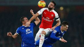 Arsenal vence e mantém vivo o sonho
