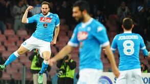 Nápoles dá a volta com bis de Higuaín
