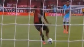 Viral: Messi encolhe-se perante modelo para evitar sarilhos