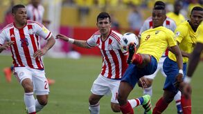 Equador empata com Paraguai mas mantém liderança 
