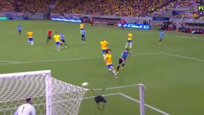 David Luiz já deveria saber que com Suárez não pode facilitar