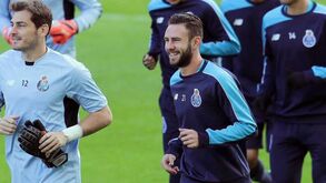 Layún: «Casillas está sempre a querer dizer-me quanto pesa a taça»