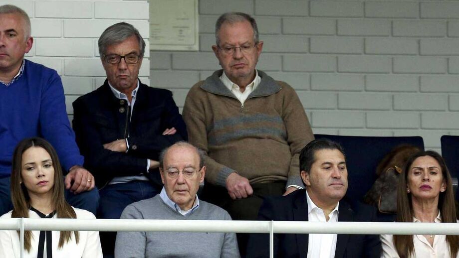 Pinto da Costa e Peseiro assistiram à vitória no clássico em basquetebol