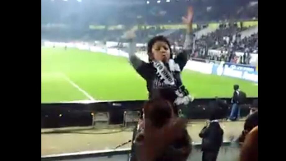 Um pequeno adepto deu esta segunda-feira o exemplo de que desde cedo em Guimarães se torce pelo Vitória local quando surgiu a comandar os cânticos dos mais graúdos.