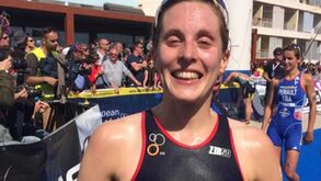 A coroação de Jessica Learmonth na Taça da Europa de triatlo