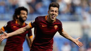 Roma goleia Lazio em dérbi quente e pressiona Nápoles