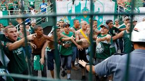 Um morto em batalha de claques