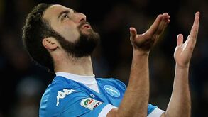 Ataque de fúria deixa Higuaín mais longe da Bota de Ouro