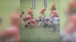 Jogador de râguebi argentino dá pontapé no rosto de adversário