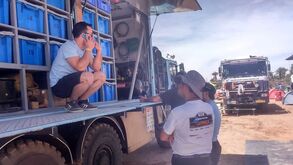 Equipa tenta tirar camião de Elisabete do deserto