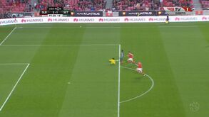 Arnold chorou após falhar golo do empate nos descontos