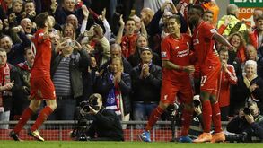 Liverpool soma quarta vitória seguida com goleada no dérbi