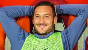 Bis de Totti à beira do final salva Roma