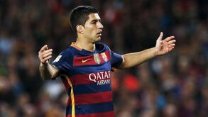 Barcelona 'dá' meia dúzia com póquer de Suárez