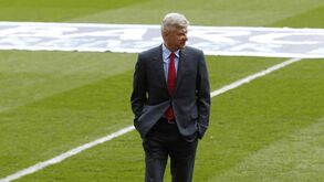 Wenger confessa frustração por perder título 