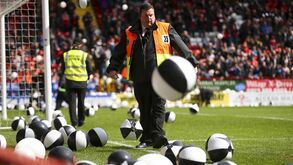 Adeptos do Charlton atiram centenas de bolas de praia para o relvado em protesto