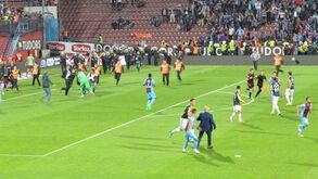 Turquia: Trabzonspor-Fenerbahçe suspenso após agressão a árbitro