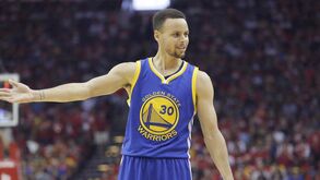 Stephen Curry lesiona-se no joelho direito