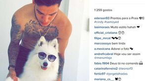 Ederson vai à praia e leva 