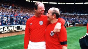 Uma data que Bobby Charlton sempre recordou com emoção: o adeus ao United no dia em que o irmão se despediu do Leeds