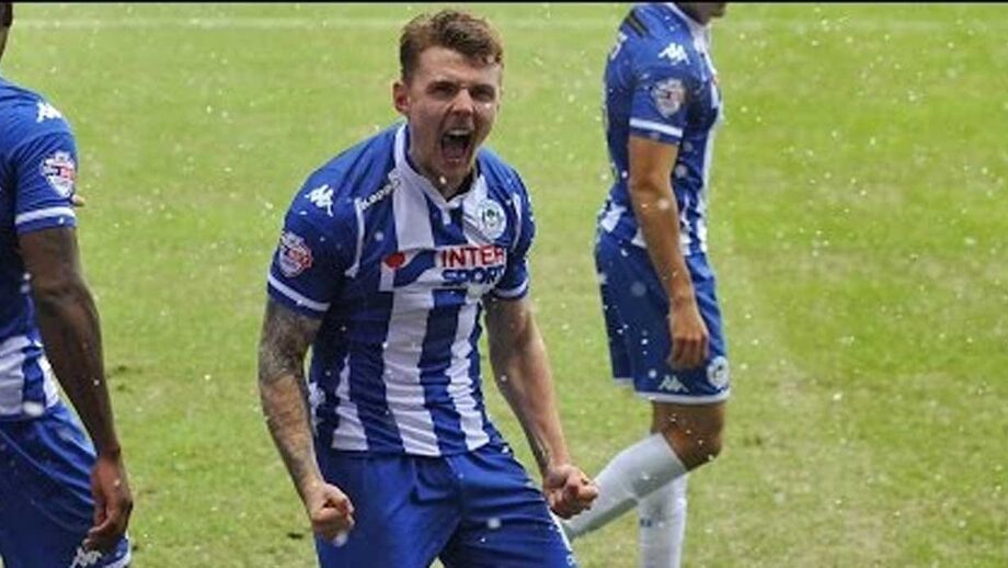 Veja-se este golaço marcado em janeiro, diante do Chesterfield, em jogo da League One.
